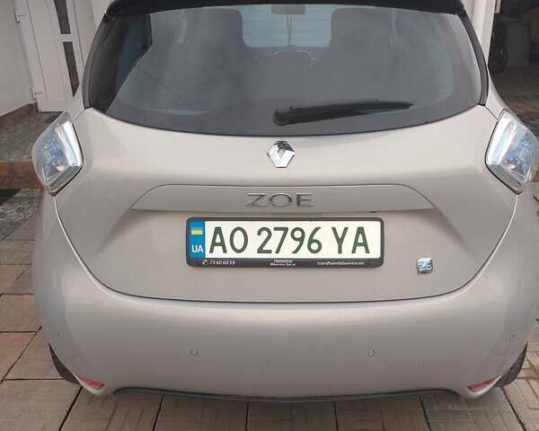 Серый Рено Зое, объемом двигателя 0 л и пробегом 86 тыс. км за 7700 $, фото 23 на Automoto.ua