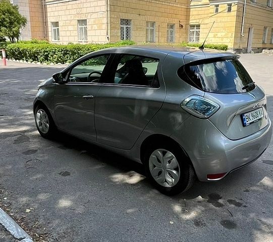 Серый Рено Зое, объемом двигателя 0 л и пробегом 90 тыс. км за 6800 $, фото 22 на Automoto.ua