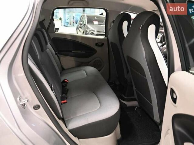 Серый Рено Зое, объемом двигателя 0 л и пробегом 97 тыс. км за 4570 $, фото 32 на Automoto.ua