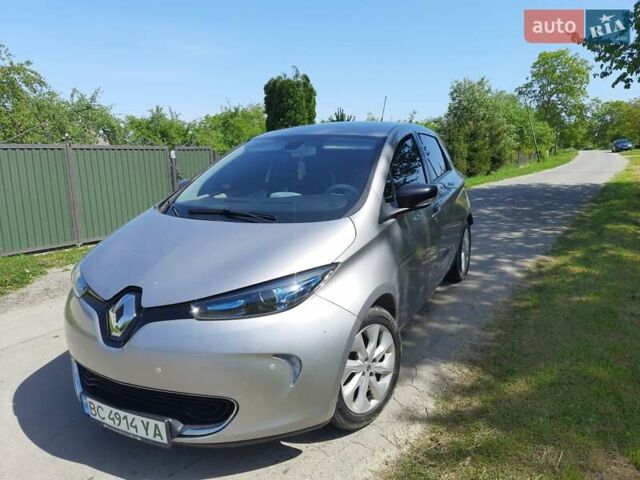 Серый Рено Зое, объемом двигателя 0 л и пробегом 96 тыс. км за 7700 $, фото 19 на Automoto.ua
