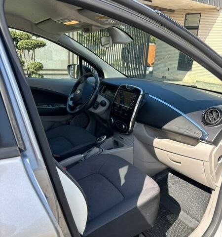 Серый Рено Зое, объемом двигателя 0 л и пробегом 96 тыс. км за 7700 $, фото 21 на Automoto.ua