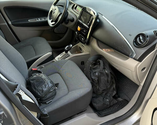 Серый Рено Зое, объемом двигателя 0 л и пробегом 56 тыс. км за 8000 $, фото 6 на Automoto.ua