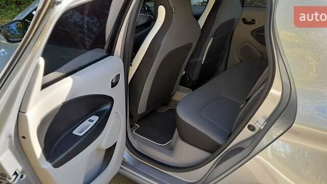 Серый Рено Зое, объемом двигателя 0 л и пробегом 80 тыс. км за 7200 $, фото 25 на Automoto.ua