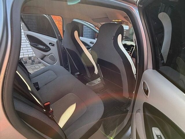 Серый Рено Зое, объемом двигателя 0 л и пробегом 120 тыс. км за 7499 $, фото 18 на Automoto.ua