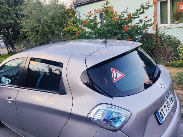 Серый Рено Зое, объемом двигателя 0 л и пробегом 120 тыс. км за 6700 $, фото 27 на Automoto.ua