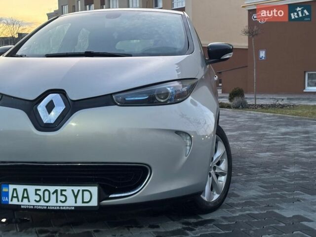 Серый Рено Зое, объемом двигателя 0 л и пробегом 180 тыс. км за 6500 $, фото 12 на Automoto.ua