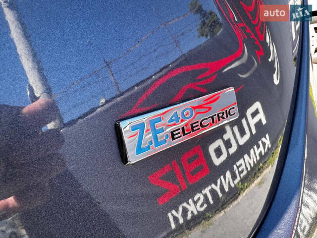 Серый Рено Зое, объемом двигателя 0 л и пробегом 127 тыс. км за 8900 $, фото 11 на Automoto.ua