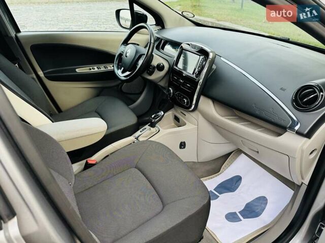 Серый Рено Зое, объемом двигателя 0 л и пробегом 85 тыс. км за 8444 $, фото 116 на Automoto.ua