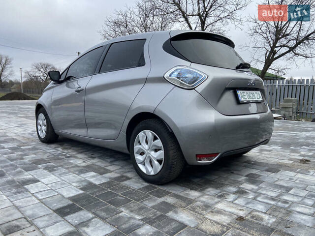Серый Рено Зое, объемом двигателя 0 л и пробегом 155 тыс. км за 8100 $, фото 6 на Automoto.ua