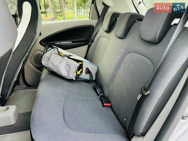 Серый Рено Зое, объемом двигателя 0 л и пробегом 85 тыс. км за 8444 $, фото 94 на Automoto.ua