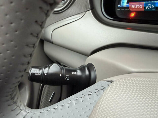 Серый Рено Зое, объемом двигателя 0 л и пробегом 118 тыс. км за 8950 $, фото 14 на Automoto.ua