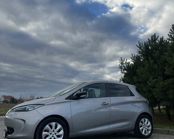 Серый Рено Зое, объемом двигателя 0 л и пробегом 42 тыс. км за 8100 $, фото 3 на Automoto.ua