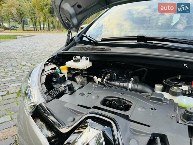 Серый Рено Зое, объемом двигателя 0 л и пробегом 85 тыс. км за 8444 $, фото 126 на Automoto.ua