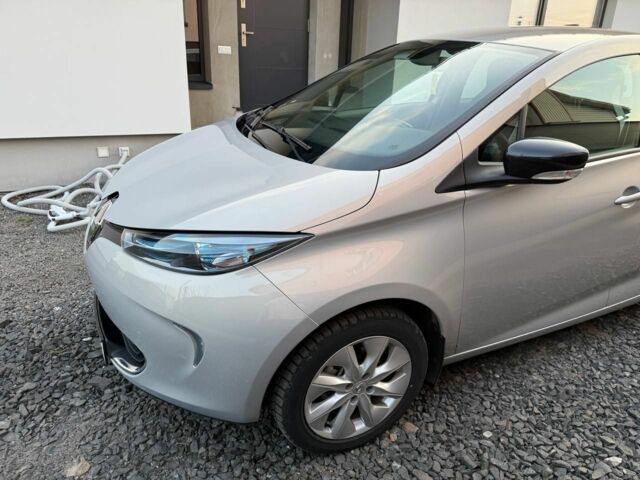 Серый Рено Зое, объемом двигателя 0 л и пробегом 80 тыс. км за 8200 $, фото 4 на Automoto.ua
