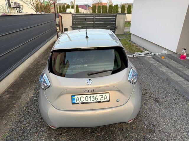 Серый Рено Зое, объемом двигателя 0 л и пробегом 80 тыс. км за 7500 $, фото 2 на Automoto.ua