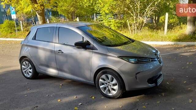Серый Рено Зое, объемом двигателя 0 л и пробегом 80 тыс. км за 7200 $, фото 8 на Automoto.ua