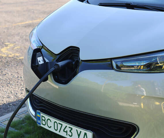 Серый Рено Зое, объемом двигателя 0 л и пробегом 52 тыс. км за 8200 $, фото 27 на Automoto.ua