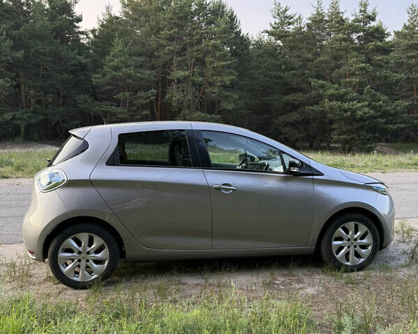 Серый Рено Зое, объемом двигателя 0 л и пробегом 56 тыс. км за 8000 $, фото 3 на Automoto.ua