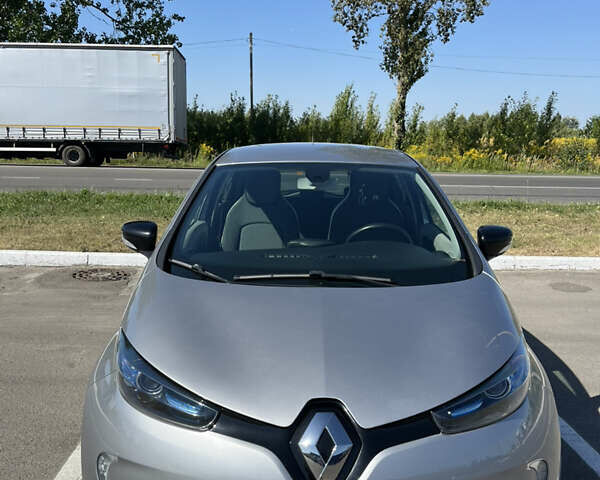 Серый Рено Зое, объемом двигателя 0 л и пробегом 101 тыс. км за 7600 $, фото 4 на Automoto.ua
