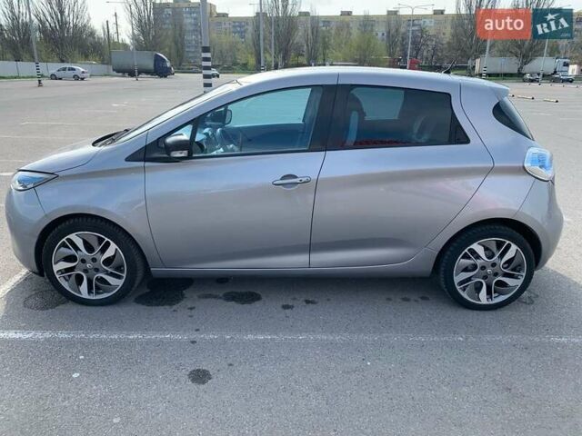 Серый Рено Зое, объемом двигателя 0 л и пробегом 113 тыс. км за 8000 $, фото 3 на Automoto.ua