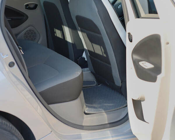 Серый Рено Зое, объемом двигателя 0 л и пробегом 52 тыс. км за 8200 $, фото 22 на Automoto.ua