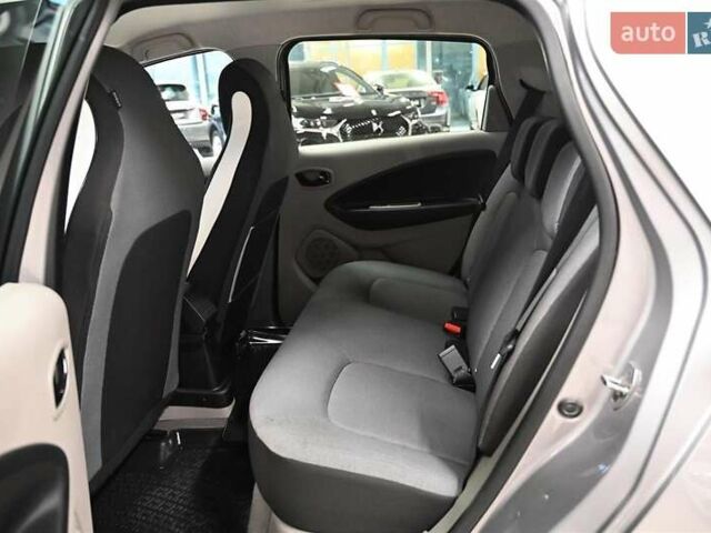 Серый Рено Зое, объемом двигателя 0 л и пробегом 97 тыс. км за 4570 $, фото 30 на Automoto.ua