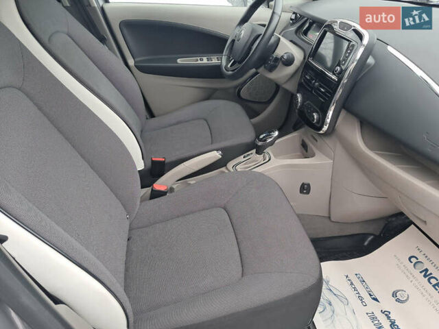 Серый Рено Зое, объемом двигателя 0 л и пробегом 47 тыс. км за 4450 $, фото 20 на Automoto.ua