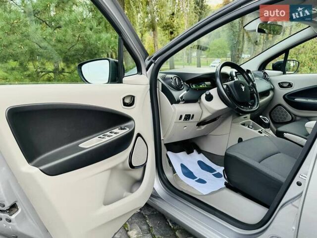 Серый Рено Зое, объемом двигателя 0 л и пробегом 85 тыс. км за 8444 $, фото 64 на Automoto.ua