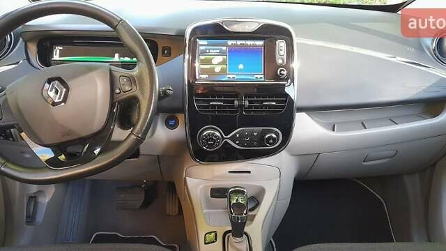Серый Рено Зое, объемом двигателя 0 л и пробегом 80 тыс. км за 7200 $, фото 26 на Automoto.ua