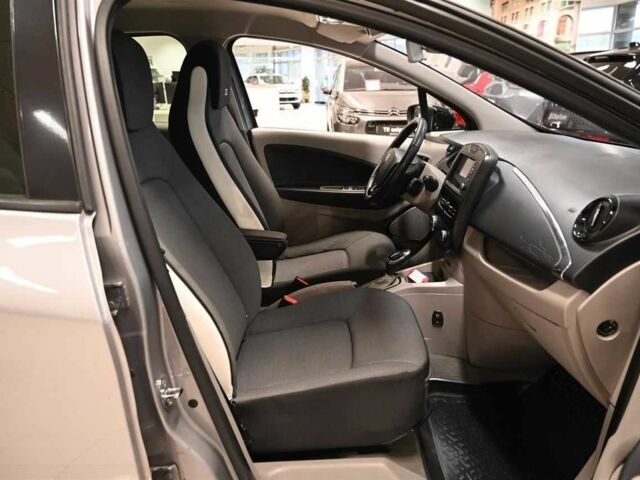 Серый Рено Зое, объемом двигателя 0 л и пробегом 97 тыс. км за 5700 $, фото 22 на Automoto.ua