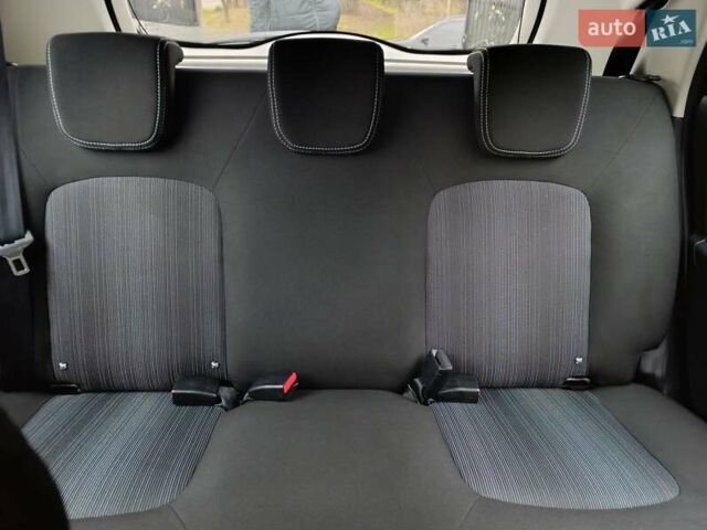 Серый Рено Зое, объемом двигателя 0 л и пробегом 108 тыс. км за 9400 $, фото 5 на Automoto.ua