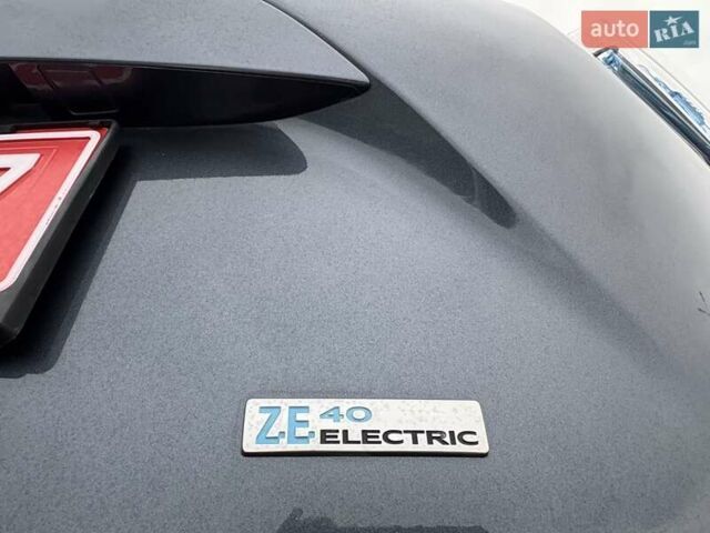 Серый Рено Зое, объемом двигателя 0 л и пробегом 62 тыс. км за 9500 $, фото 19 на Automoto.ua