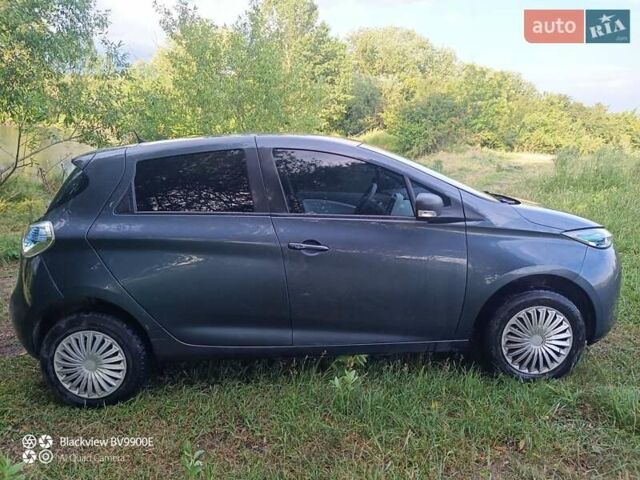 Серый Рено Зое, объемом двигателя 0 л и пробегом 134 тыс. км за 9100 $, фото 4 на Automoto.ua