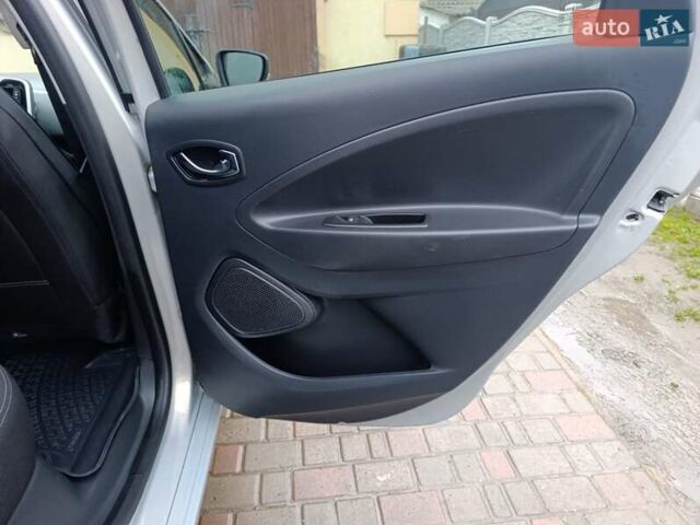 Серый Рено Зое, объемом двигателя 0 л и пробегом 108 тыс. км за 9400 $, фото 18 на Automoto.ua