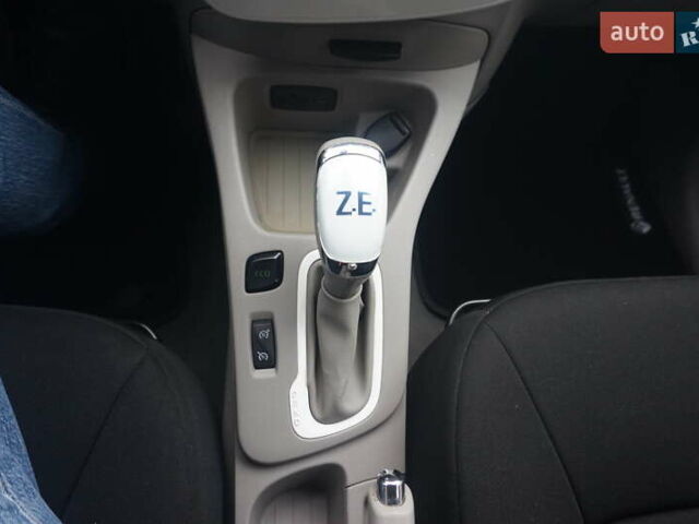 Серый Рено Зое, объемом двигателя 0 л и пробегом 182 тыс. км за 8200 $, фото 37 на Automoto.ua