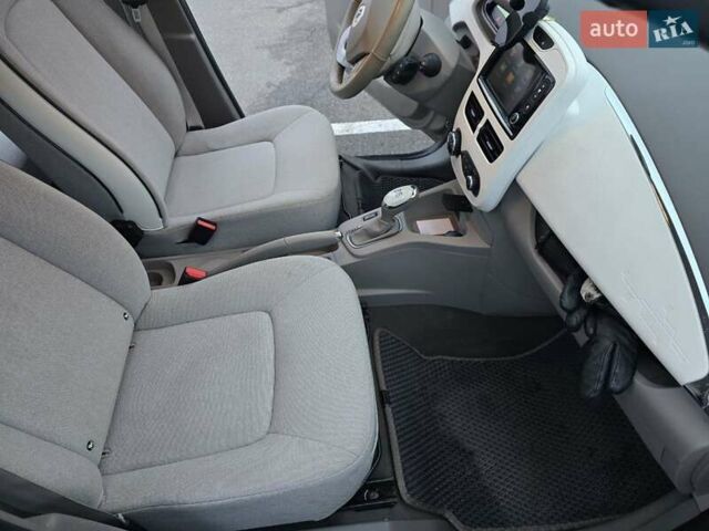 Серый Рено Зое, объемом двигателя 0 л и пробегом 97 тыс. км за 9700 $, фото 10 на Automoto.ua