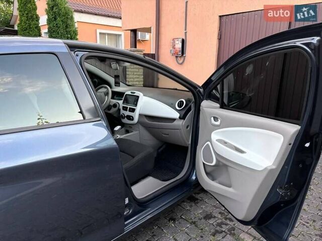 Серый Рено Зое, объемом двигателя 0 л и пробегом 110 тыс. км за 9999 $, фото 6 на Automoto.ua