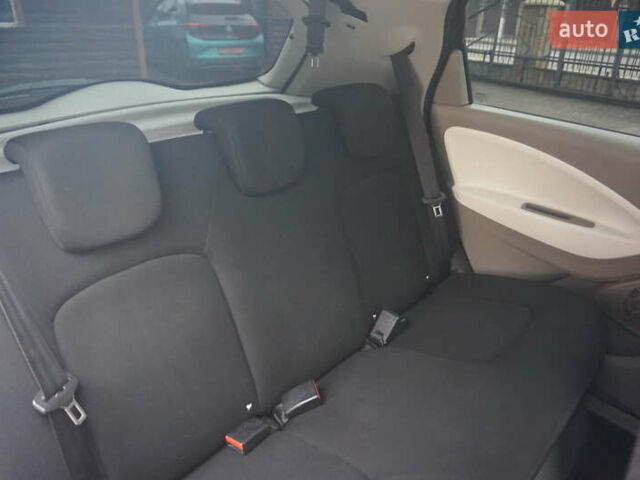 Серый Рено Зое, объемом двигателя 0 л и пробегом 182 тыс. км за 8200 $, фото 44 на Automoto.ua