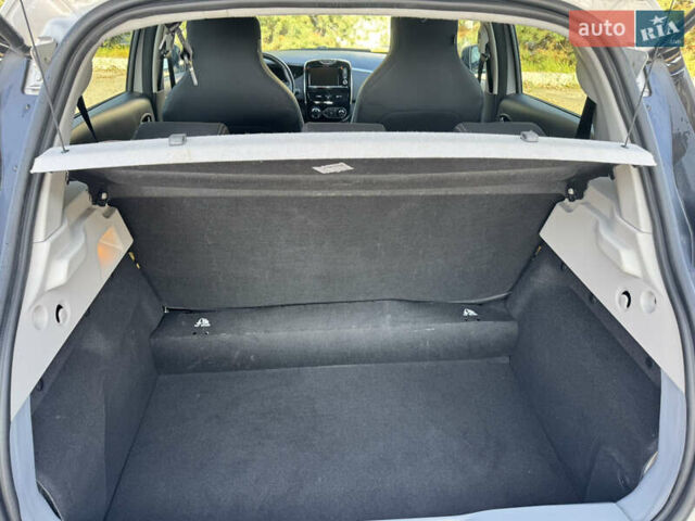 Серый Рено Зое, объемом двигателя 0 л и пробегом 90 тыс. км за 9999 $, фото 10 на Automoto.ua