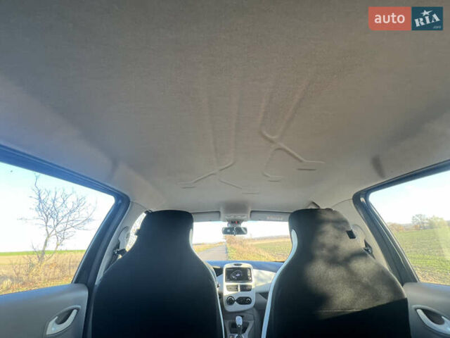 Серый Рено Зое, объемом двигателя 0 л и пробегом 108 тыс. км за 8500 $, фото 21 на Automoto.ua