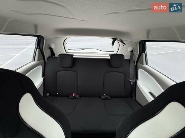 Серый Рено Зое, объемом двигателя 0 л и пробегом 62 тыс. км за 9500 $, фото 40 на Automoto.ua