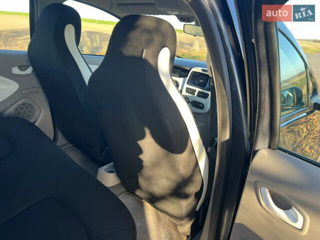 Серый Рено Зое, объемом двигателя 0 л и пробегом 108 тыс. км за 8500 $, фото 17 на Automoto.ua