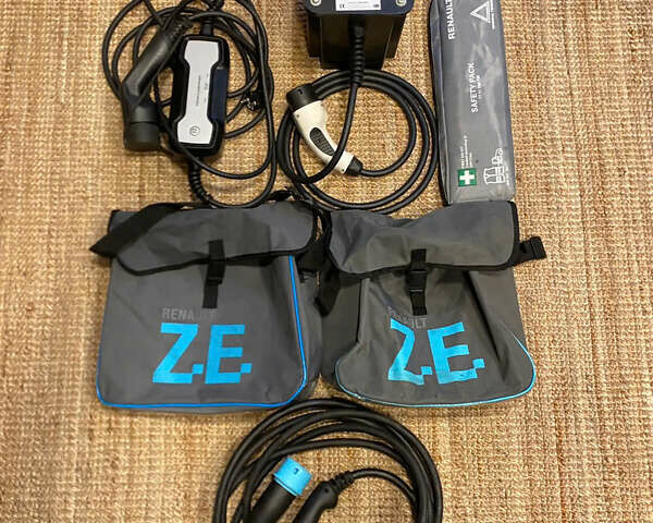 Сірий Рено Зое, об'ємом двигуна 0 л та пробігом 95 тис. км за 9700 $, фото 13 на Automoto.ua