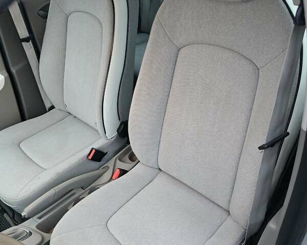 Серый Рено Зое, объемом двигателя 0 л и пробегом 97 тыс. км за 9700 $, фото 9 на Automoto.ua