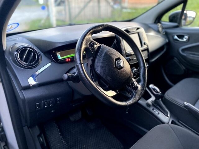 Серый Рено Зое, объемом двигателя 0 л и пробегом 162 тыс. км за 8900 $, фото 4 на Automoto.ua