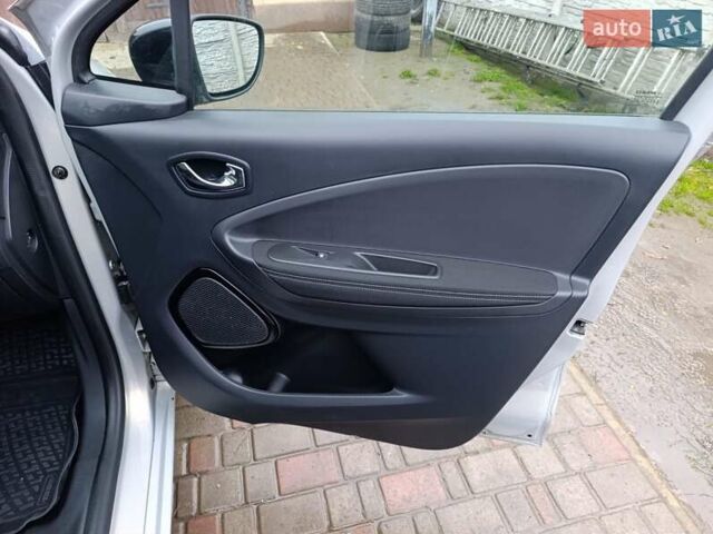 Серый Рено Зое, объемом двигателя 0 л и пробегом 108 тыс. км за 9400 $, фото 14 на Automoto.ua