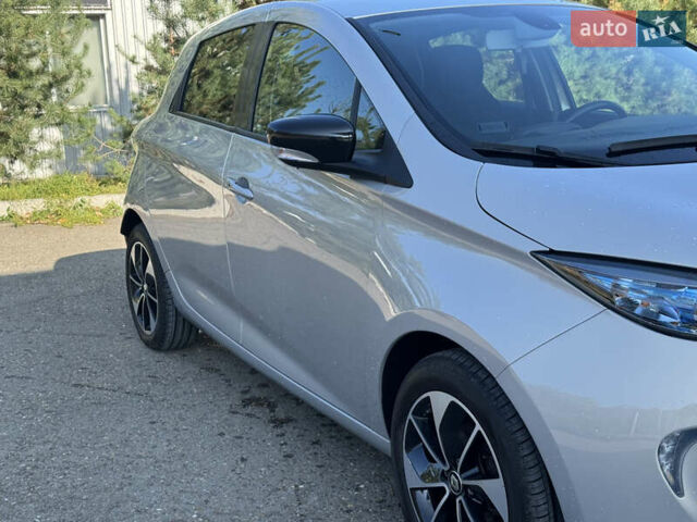 Серый Рено Зое, объемом двигателя 0 л и пробегом 90 тыс. км за 9999 $, фото 4 на Automoto.ua