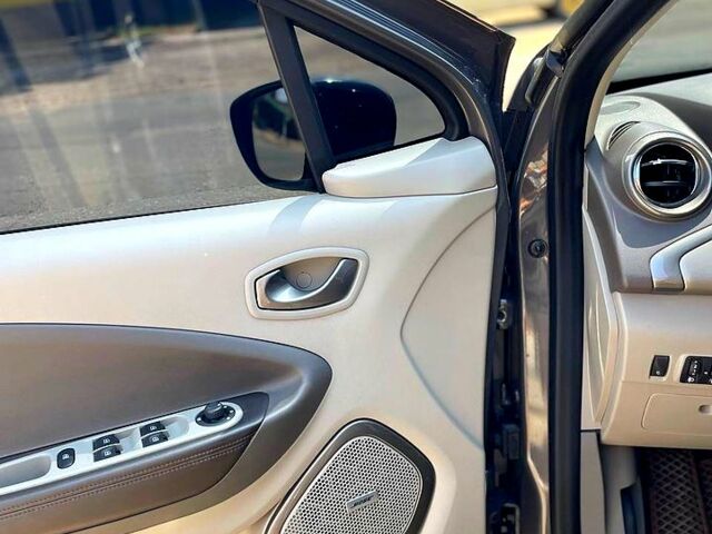 Серый Рено Зое, объемом двигателя 0 л и пробегом 85 тыс. км за 10999 $, фото 4 на Automoto.ua