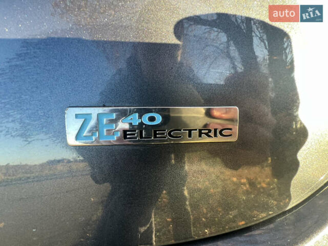 Серый Рено Зое, объемом двигателя 0 л и пробегом 108 тыс. км за 8500 $, фото 38 на Automoto.ua