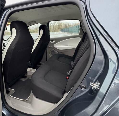 Серый Рено Зое, объемом двигателя 0 л и пробегом 62 тыс. км за 9500 $, фото 41 на Automoto.ua